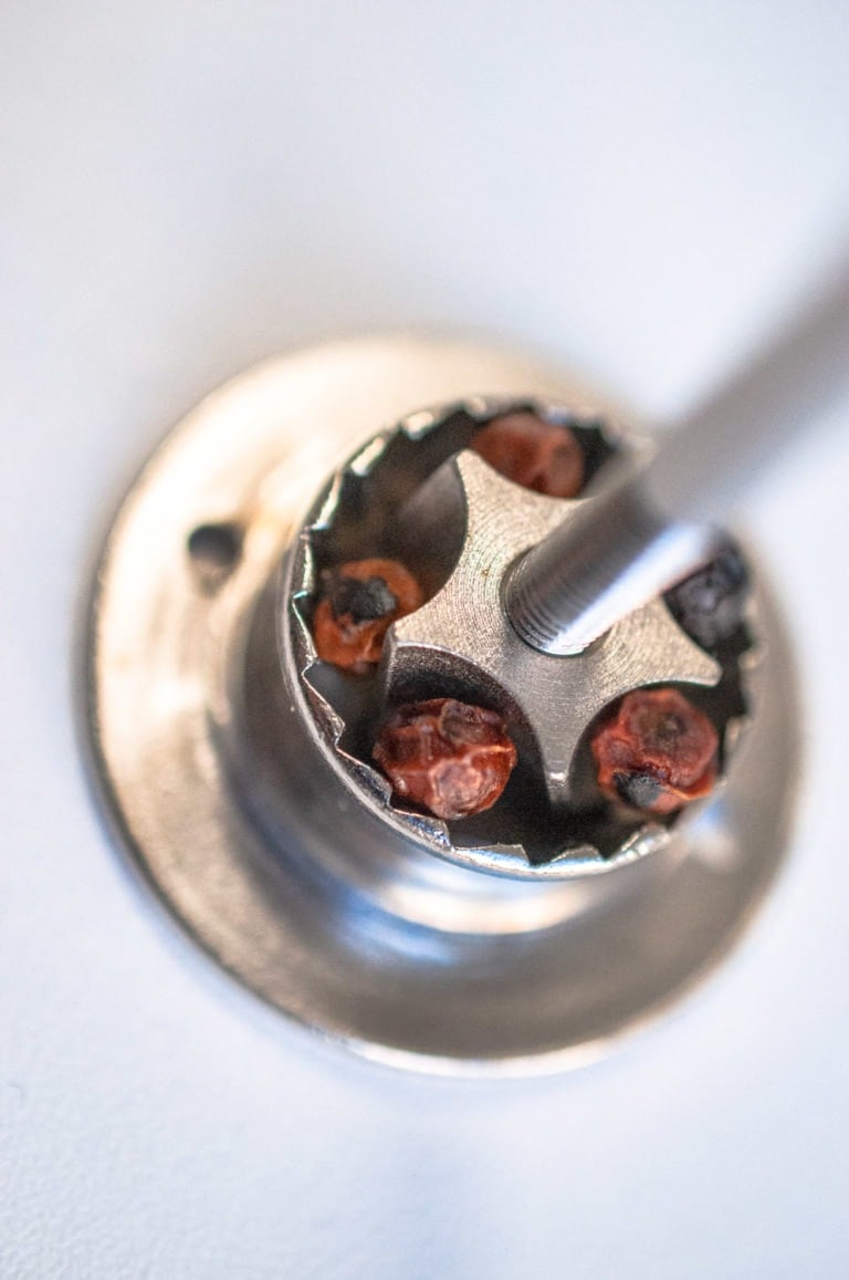 Pfeffermühle-Mahlwerk-Kanäle-gefüllt