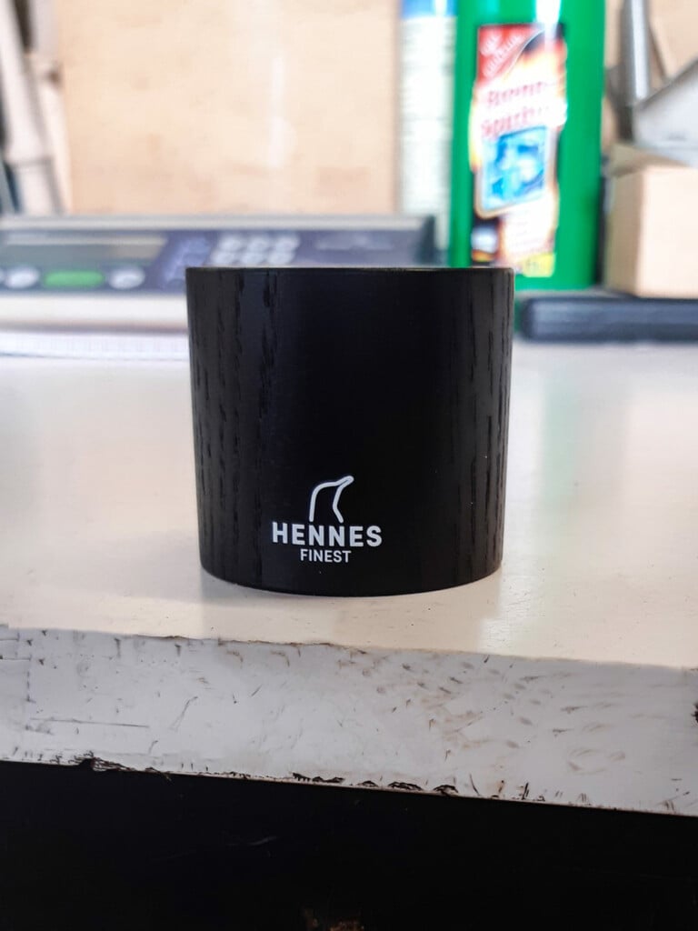 11. Aufdruck Hennes Finest Logo