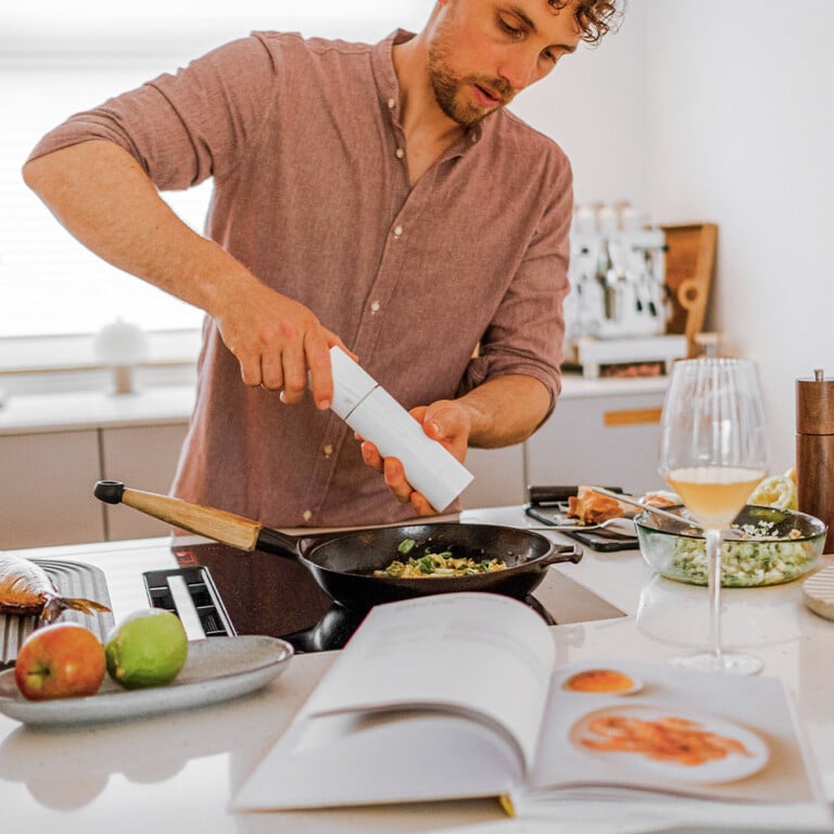 Salzmühle-hochwertig-weiß-holz