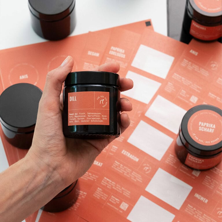 Gewürzetiketten-Gewürzgläser-koralle-hand