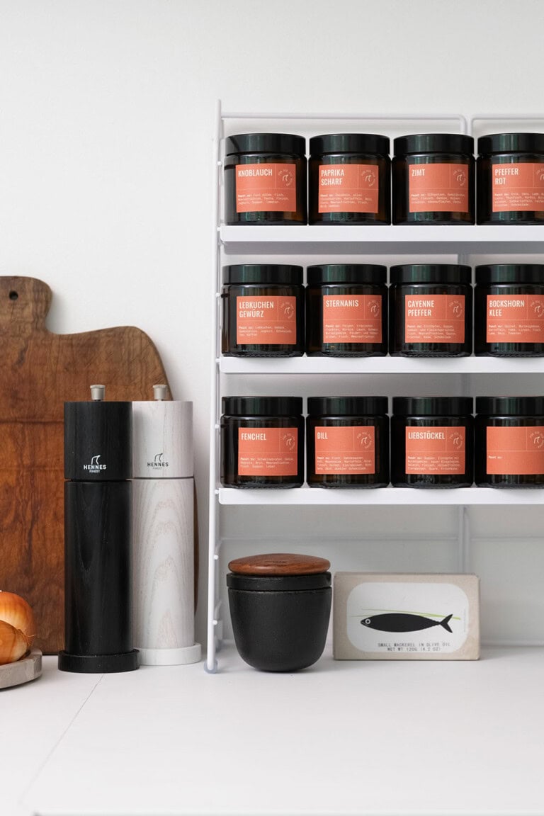 Gewürzgläser-Koralle-Regal-Mühlen-hoch