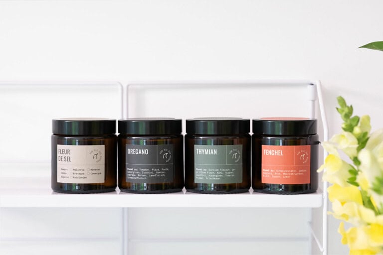 Gewürzgläser-alle-Farben-Regal-quer-V2