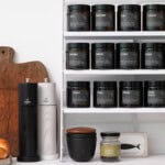 Gewürzgläser-anthrazit-Regal-Mühlen