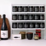 Gewürzgläser-anthrazit-Regal-Wein