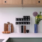 Gewürzgläser-anthrazit-Regal-arbeitsplatte