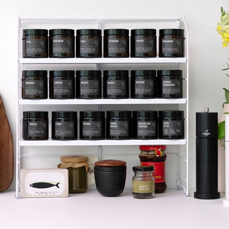 Gewürzgläser-anthrazit-Regal-voll