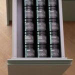 Gewürzgläser-anthrazit-Schublade-Front