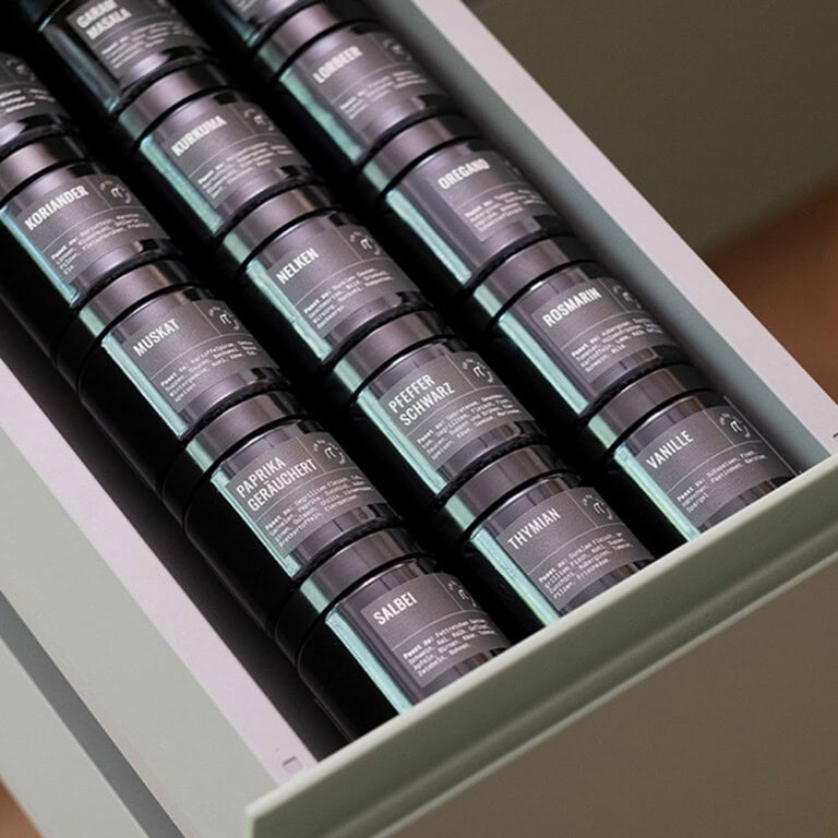 Gewürzgläser-anthrazit-Schublade-Front-V3