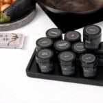 Gewürzgläser-anthrazit-tablett-schwarz-schräg