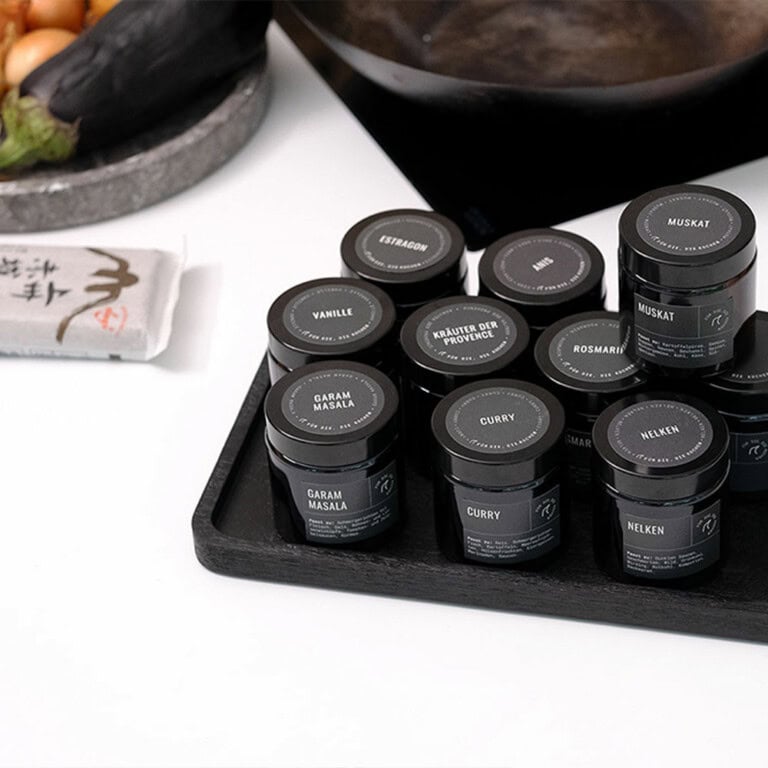 Gewürzgläser-anthrazit-tablett-schwarz-schräg
