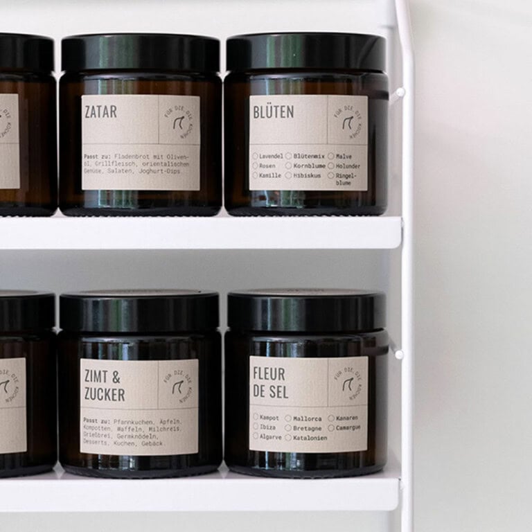 Gewürzgläser-beige-Regal-close