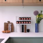 Gewürzgläser-koralle-Regal-arbeitsplatte