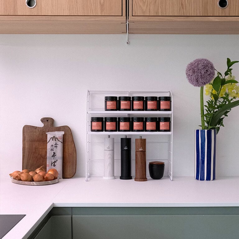 Gewürzgläser-koralle-Regal-arbeitsplatte