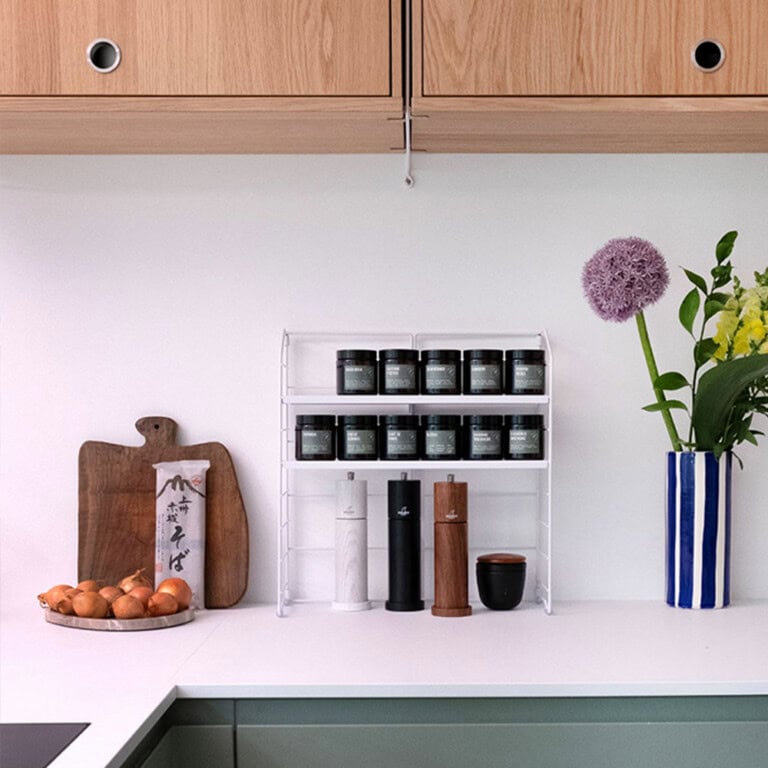 Gewürzgläser-salbei-Regal-arbeitsplatte