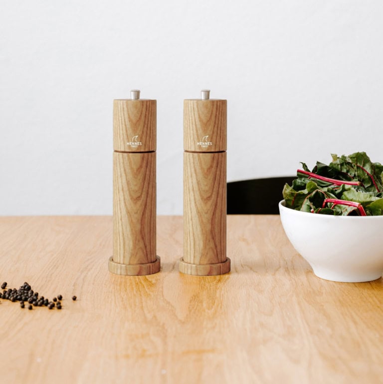 Mühlenset-hochwertig-2xEsche-Tisch